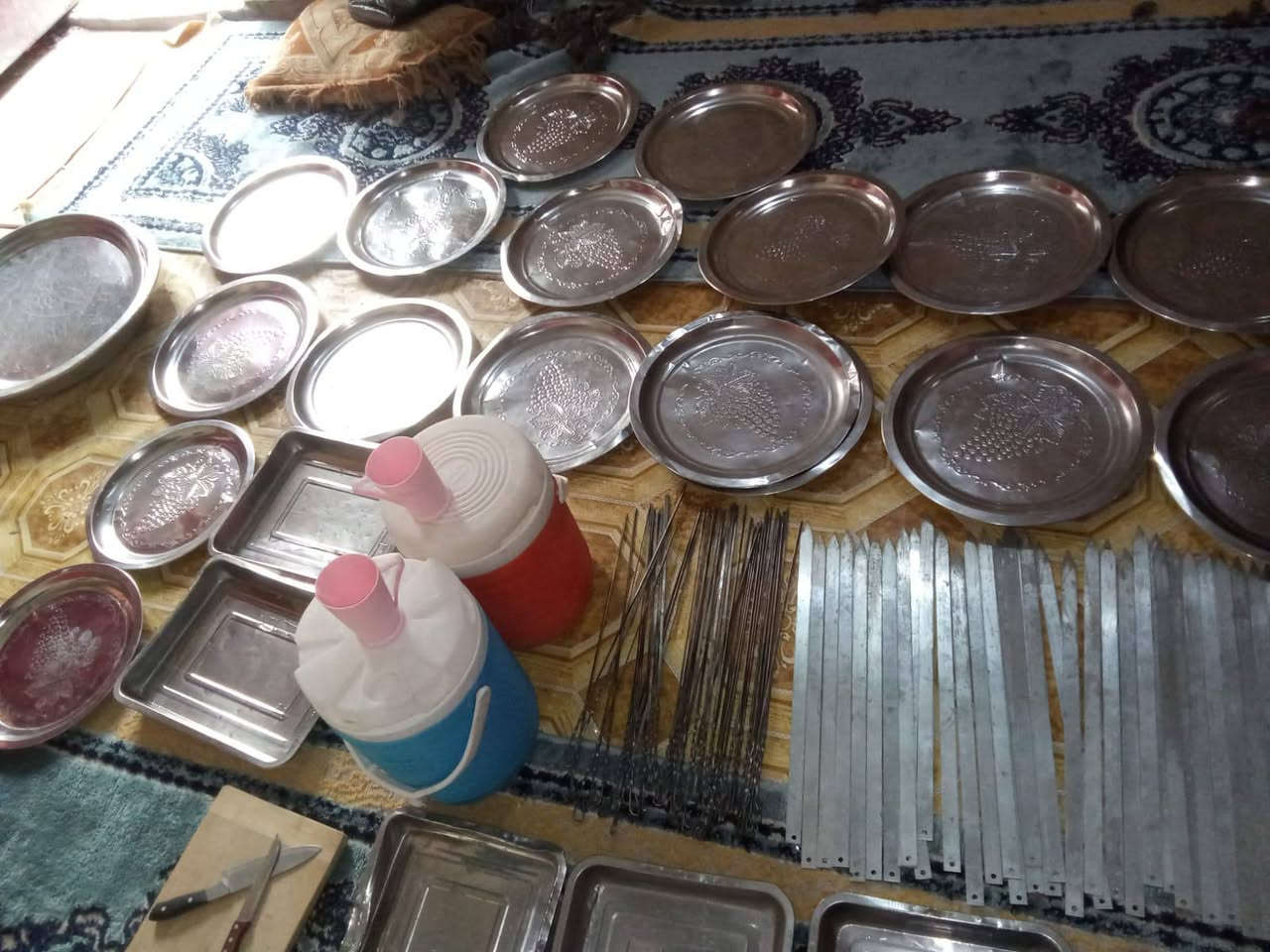 السلام عليكم
غراض للبيع شبة الجديده
ميز جام خانه عدد واحد 
ميز لعرض المقبلات كبير واحد 
منقله للشوي عدد واحد كبيره 
صواني عدد20
اشياش كباب عدد50
اشياش تكه عدد 50
ترمز 2 وطبلات ترمز 2
ماطور للهواء للشوي عدد واحد كبير 
نشره اضويه طول 30 متر 
مع واير اضافي 30متر
كلوبات عدد20

سطل كبير للخبز 
عنوان الحيدرية خان النص 
للتواصل رقم الهاتف
***********
سعر 350 وبيه مجال
