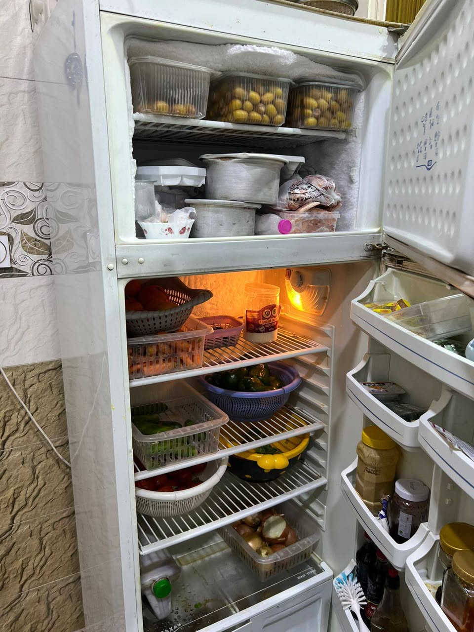 السلام عليكم،،،،،
ثلاجات عدد ٢ للبيع شرط الشغل
١٦ قدم 
٩ قدم
السعر ٣٠٠ 
الاستفسار ***********
