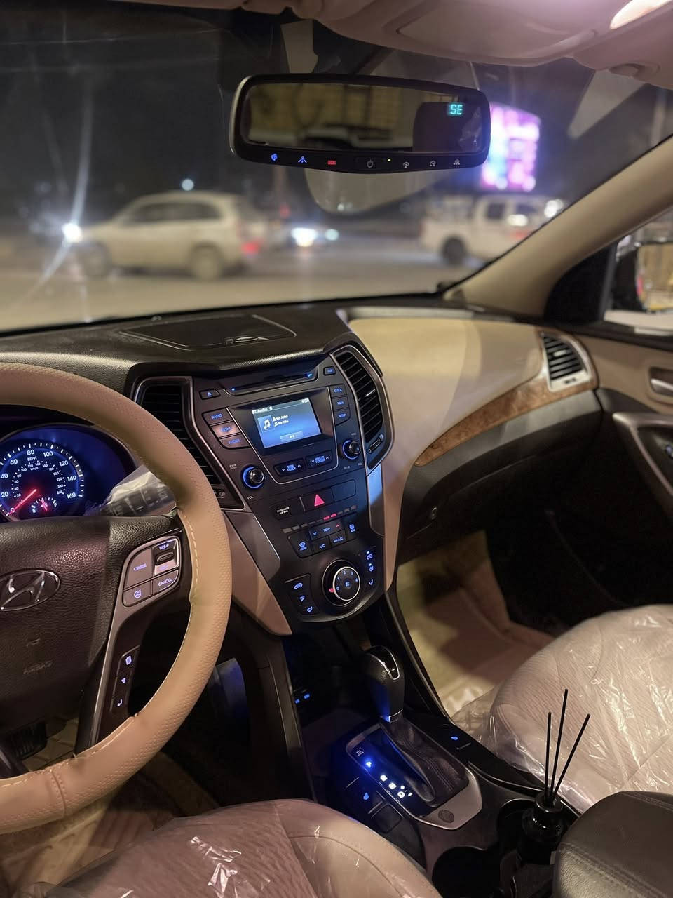 السلام عليكم 
سنتافي 2016 رقم واسط بأسمي تحويل مباشر 
ماشية 70 الف السيارة جديدة بمعنى الكلمة بدون ايرباك 
مكينة 4 سيلندر 
السعر :145 ورقة وبيها مجال قليل 
***********
