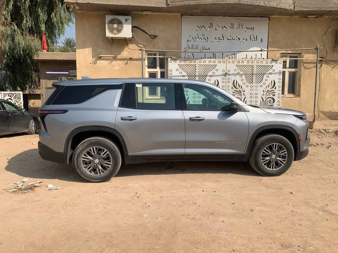 ترافرس 2024 فئة LS
الضرر طفيف لمشاهدة الضرر ادخل على الرابط
‏ https://bid.cars/en/lot/1-48261405/2024-Chevrolet-Traverse-1GNEREKS9RJ177071
رقم الشاصي 1GNEREKS9RJ177071
محرك 2500 تيربو ماشية 45 الف كيلو اللون سلفر غير محدد 
المواصفات معروفة مواصفات LS اذكر بعضهن 
تحكم ستيرن كامل
اوتو ستوب 
هاند بريك دگمة
ثلاث أنظمة قيادة( ثلوج- عادي- سبورت)
بصمة خمسة أبواب 
مقاعد ثلاث صفوف تتسع ل 8 أشخاص 
تبريد ثلاث قطع
نزول الجامات اوتو
كار بلاي / وبلوتوث
تو ويل 
اربع كامرات امامي وخلفي وعلى الجوانب
رادار امامي وخلفي وعلى الجوانب
حساسات امامي وخلفي
صندوق شفط وتشغيل عن بعد
تنبيه هزاز بالكشن 
تنبيه صوتي
توقف ذاتي امامي وخلفي في حالة وجود جسم لم ينتبه له السائق
شاشة كبيرة ذكية فيها كثير من الايعازات مثل قياس دهن الگير والمكينة وكذلك قياس الحماوة وحتى قياس نسبة الدسكات الامامي والخلفية وكذلك برامج ترفيهية 
السيارة حاليا جاهزة  ومرقمة رقم بصرة بكتاب شهداء 
السعر 300 ورقة 
السيارة موجودة حاليا في النجف 
رقم الهاتف ***********
