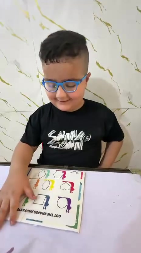 يُعدّ تدريب التعرّف على الأشياء وتمييزها من الأنشطة المهمة لأطفال التوحد، إذ يساعد على: 
🧩 تنمية الإدراك البصري. 
🎯 تحسين الانتباه والتركيز. 
🗣️ توسيع الحصيلة اللغوية وتسمية الأشياء. 
🧠 تعزيز مهارات التصنيف والتمييز بين الأشكال والألوان والأحجام.  زيادة التفاعل وبناء الثقة أثناء التعلم.

***********📞
***********📞
#التوحد #أنشطة_التوحد #تدريبات_أطفال #التدخل_المبكر #تنمية_المهارات #الإدراك_البصري #التركيز #العلاج_الوظيفي #رياض_الأطفال #تعليم_الأطفال #Autism #AutismActivities #EarlyIntervention #SpecialEducation #LearningThroughPlay
