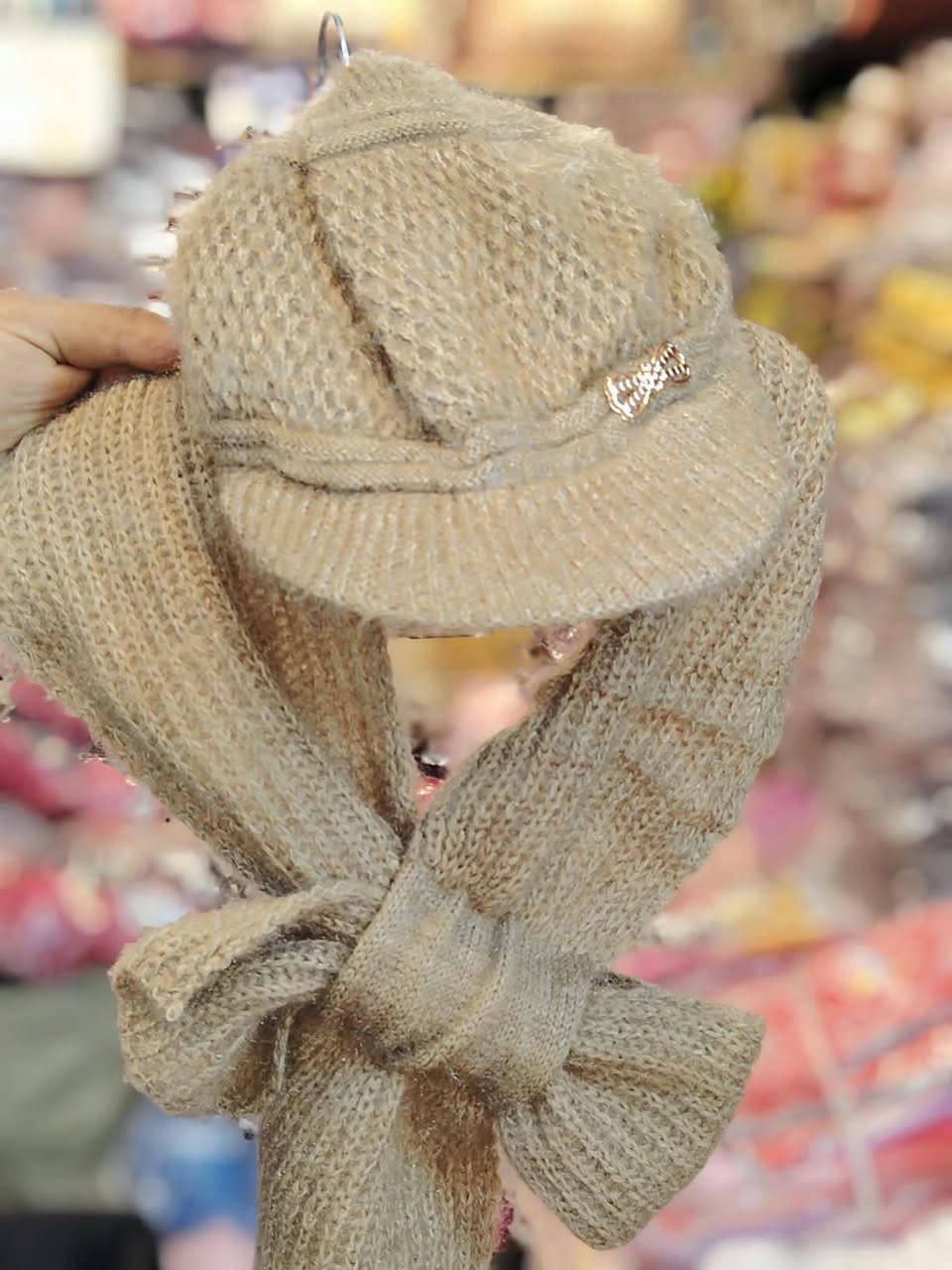 ✨ **اكتشفوا أناقة الشتاء مع قبعاتنا المميزة!** ✨

إذا كنتم تبحثون عن لمسة من الأناقة والدفء في هذا الموسم، فإن قبعاتنا المصنوعة من أجود الأقمشة هي الخيار المثالي! تأتي هذه القبعات مع وشاح يتناسب معها، مما يوفر لكم مزيجًا رائعًا من الجمال والراحة.

#### تفاصيل المنتج:
- **السعر:** 2000 فقط!
- **الألوان المتاحة:**  
  - كامل الالوان

### **لماذا تختارون قبعتنا؟**
- **مثالية لموسم الشتاء:** تحافظ على دفئكم وأناقتكم.
- **تصميم عصري:** يناسب جميع الأذواق.
- **هدية مثالية:** تمنحوا أصدقائكم وأحبائكم لمسة دافئة ومميزة.

🌟 **احصلوا على قبعتكم الآن واستمتعوا بشتاء دافئ وأنيق!** 🌟

للطلب أو الاستفسار، لا تترددوا بالتواصل معنا.
***********
