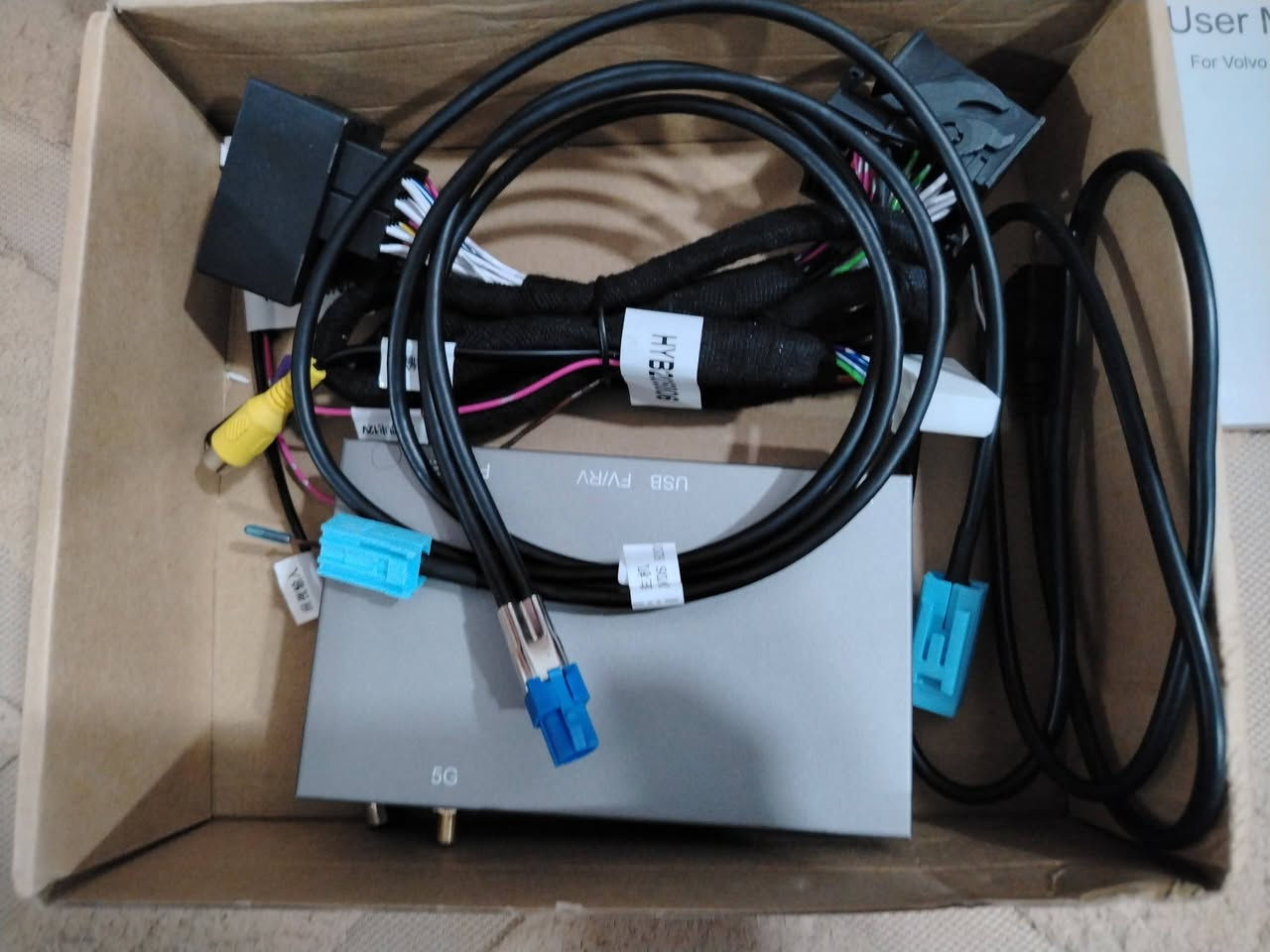 هذا النوع من الأجهزة (VLV8816) مخصص بشكل أساسي لسيارات فولفو (Volvo) التي تأتي بشاشات مقاس 7 بوصة، وتحديداً الموديلات التي أُنتجت بين عامي 2015 و2017.
يركب هذا الجهاز عادةً على الموديلات التالية من فولفو:
​Volvo XC60 (موديلات 2015 - 2017).
​Volvo S60 / V60 (موديلات 2015 - 2017).
​Volvo XC70 (موديلات 2015 - 2016).
​كيف تتأكد أنه يركب على سيارتك؟
​حجم الشاشة: يجب أن تكون شاشة الوكالة الأصلية مقاس 7 بوصة (وليست الـ 5 بوصة الصغيرة).
​زر الـ Globe: عادةً ما تحتوي السيارات المتوافقة على زر في الطبلون عليه صورة كرة أرضية (Internet/Web button).
​نظام Sensus: الجهاز مصمم للعمل مع نظام "Sensus Connect" الخاص بفولفو في تلك الفترة.
​لماذا يُستخدم؟
​الغرض الأساسي من هذا الجهاز هو إضافة ميزات حديثة لشاشتك القديمة دون تبديلها، مثل:
​CarPlay (لهواتف الآيفون).
​Android Auto (لهواتف الأندرويد).
​إمكانية إضافة كاميرا خلفية إذا لم تكن سيارتك تحتوي على واحدة.


**إذا كنت صاحب هذا الإعلان وتريد حذفه لأي سبب، رجاءا أرسل رسالة إلى الدعم الفني**