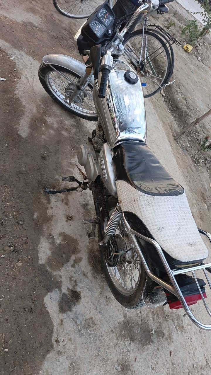 سلام عليكم دراجه ارشه للبيع اوراق اصولي الدراجه كامله من علشي مابيها نقص سعر 350وبيها مجال بصيط مكان الدراجه بابل المسيب  الستفسار عله الرقم ***********
