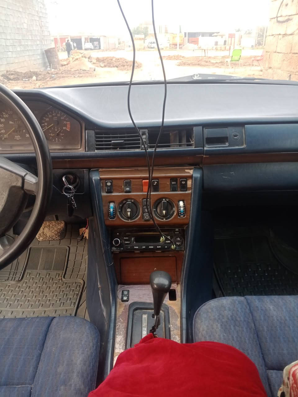 السلام عليكم مارسدس دب موديل 91 كير ومكينة اثنين ونص سيارة جاهزه ونظيفه رقم بغداد حداديه جديدة تخم تاير تبريد شغال مكانها الناصرية السعر 51وبيه مجال الاتصال***********
