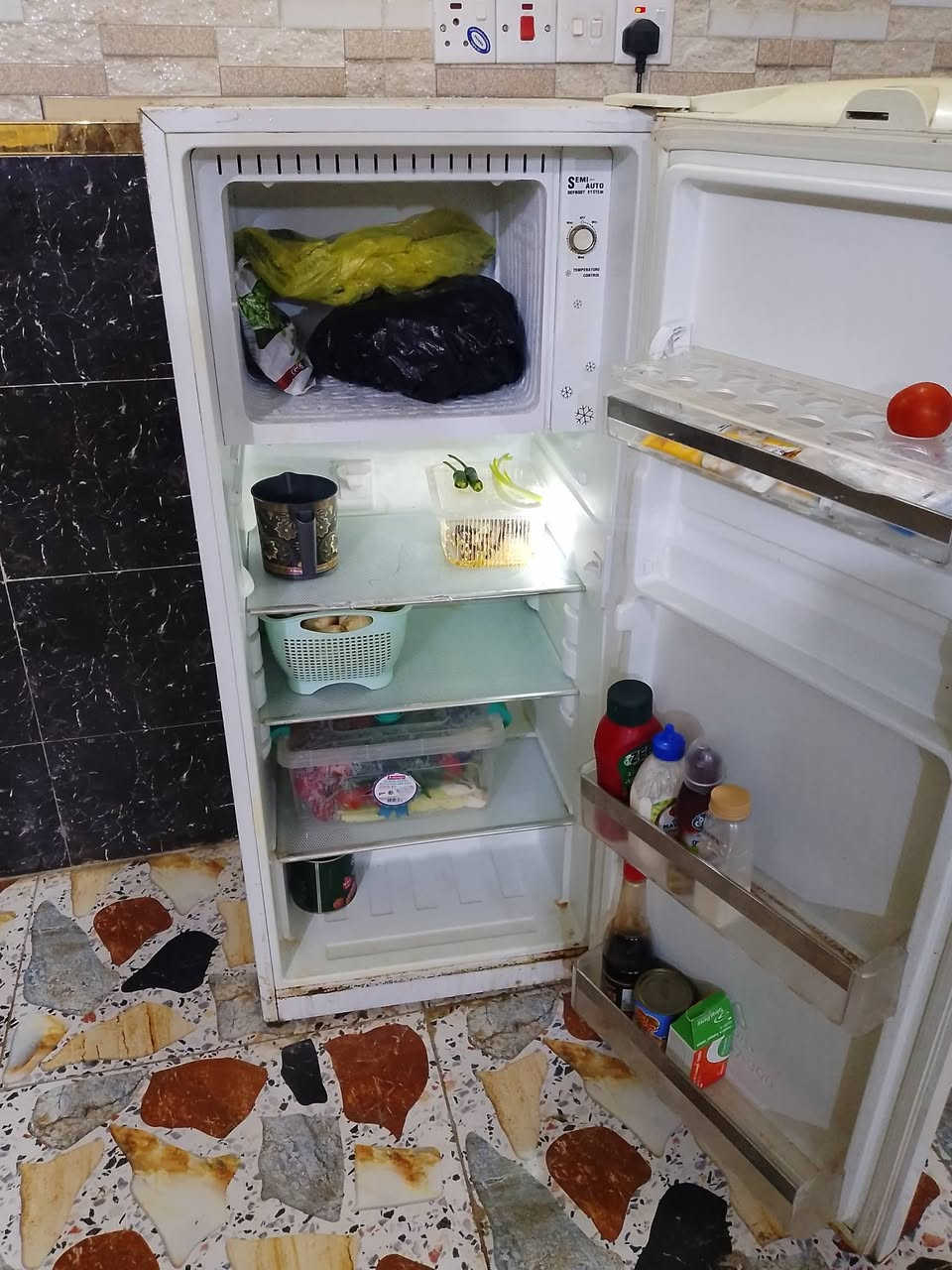 للبيع ثلاجة صغيرة 
نظيفة شغالة و جمد 
سعره 150 و بيها مجال للشراي طولها 127


**إذا كنت صاحب هذا الإعلان وتريد حذفه لأي سبب، رجاءا أرسل رسالة إلى الدعم الفني**