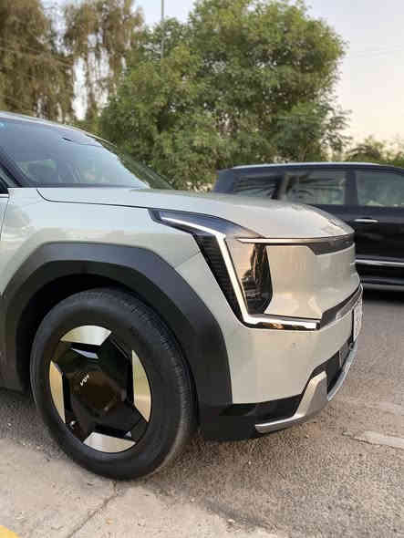 السلام عليكم 
(((   بيع او مراوس  )))
كيا EV9 2024 كهرباء بل كامل
//دبل ماطور AWD //
///تمشي بل شحنة 600 كيلو  ///
بطارية بحجم 100 كيلو واط 
فول موصفات 1/1 عدا الفتحة 
السيارة 7 راكب//// 470 حصان🚀////
ماشية6 الف كيلو 
احدث سيارات كيا داخل جلد لونين
كشنات كهرباء وتدفئة وتبريد ستيرن هزاز
شاشة كبيرة متصلة احدث اصدار 
بصمة اصبع صندوق كهرباء يدات 
كهرباء لايت امامي ماتركس متكيف 
مع الطريق شاحن لاسلكي تكيف خلفي 
منفصل العزل داخل السيارة رهيب 
 السياره مرقم بغداد بسمي
السياره بحالة الوكاله
///// صور الحادث على الواتساب ////
صبغ فقط قطعتين جاملغ وبنيد 
ايرباك ستيرن فقط مبدل اصلي 
رادرات امامي خلفي جانبي حساس امامي خلفي وباقي الموصفات المعروفة مكان السيارة بغداد اليرموك
سعر: 310 ورقة وبي مجال بيع او مراوس ***********
