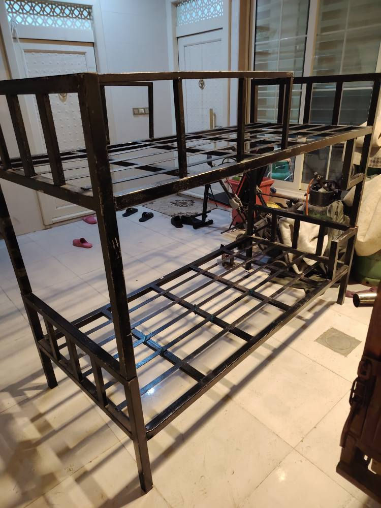 ئەم قەلوێرە دوو قاتە بۆ فرۆشتن 
سعر 150 هەزار 
زۆر مەحکەمە 
بەرادان دارییە

*********** أربيل, العراق
