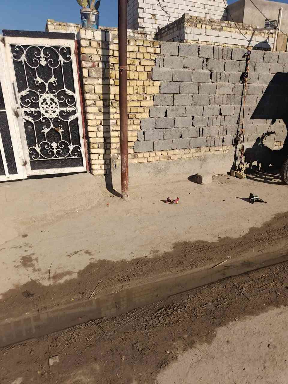 السلام عليكم بيت٢٠٠ متر غرفتين وصاله ومطبخ حي الزهراء للأستفسار ***********
