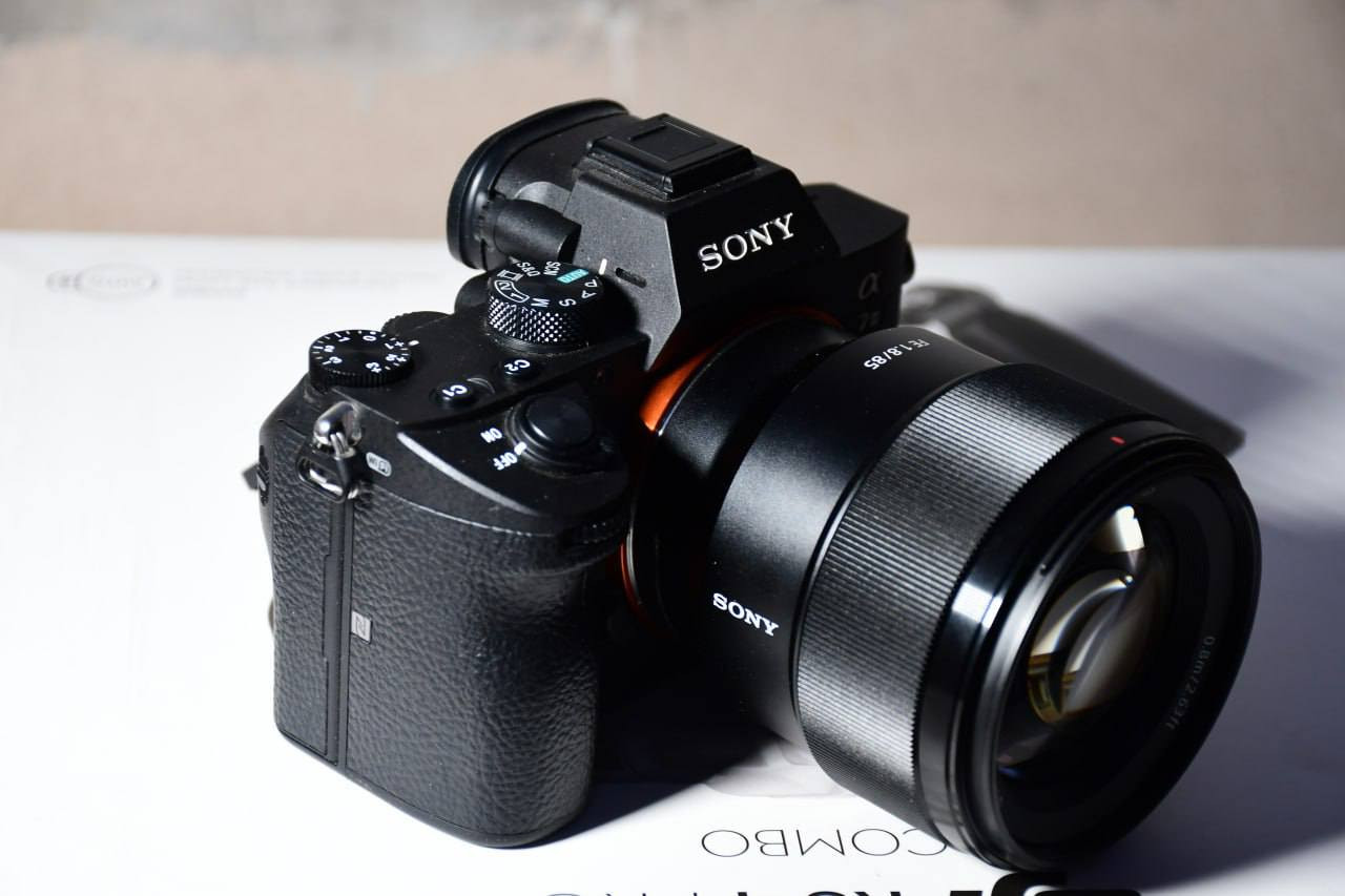 كامـيرا سوني  A7 iii + عدسة 85 سوني ... F1.8 للبيـــع 

بعدها جديدة هي والعدسة شترها مثل ما موضح بصورة 723 فقط

كافة الملحقات موجودة 
كارتونه
حزام 
بطارية 
قبق البدي والعدسة 

السعر خاص ... للتواصل ، وتساب
‏‪***********‬‏
