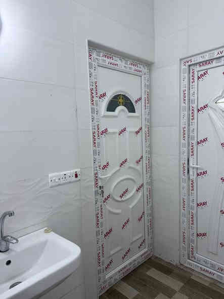 بسم الله
السلام عليكم 
بيوت زراعي عدد ٢
 صفر  محد ساكن بيهم ابد 
ركن 
مساحة كل بيت ١٠٠ متر
الابعاد ١٠ * ١٠  يعني مربع 
محتويات البيت
استقبال  
غرفة نوم 
هول مفتوح على المطبخ
صحيات داخلية 
تواليت خارجي
البيت فول سيراميك
سقف ثانوي
الموقع نهاية حي العسكري
زراعي الرجيبات
يبعد ٥٠ متر عن الشارع 
موقع مميز 
بس ينفتح الساتر يصير قريب من سايدين كوباني و الحولي
البيوت للبيع 
سعر الواحد ٤٤ مليون و بيه مجال بسيط
للتواصل ع الخاص 
او على الرقم
 ***********
