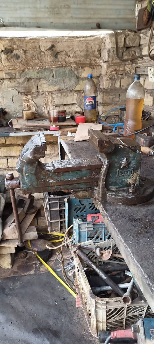 سلام عليكم منكنه حديد قديمه حجم 5نج
تفتح 18سانتيم 
عرض فج 12سانتيم 
*********** بي واتساب
