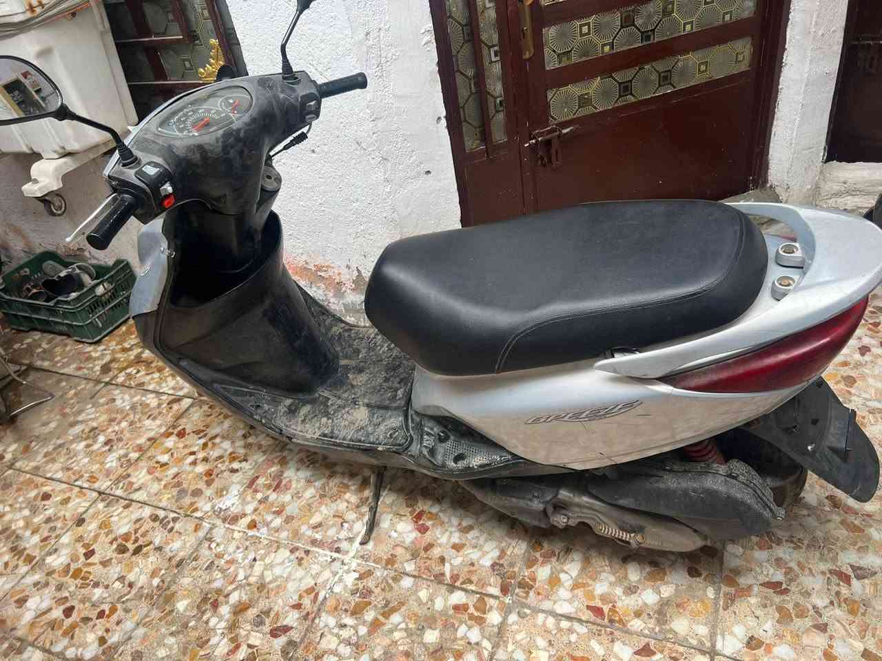 سلام عليكم دراجة بريز لايت ناصي للبيع
صالنصة جديدة 
دبلات جديدة 
شغالة سلف وهندر 
مكينة بلادية 
اوراق 
كفرات بلادية مختمة 
الدراجة نضيفة 
المكان بغداد الشعب 
السعر 550 وبيهة مجال قليل
***********
