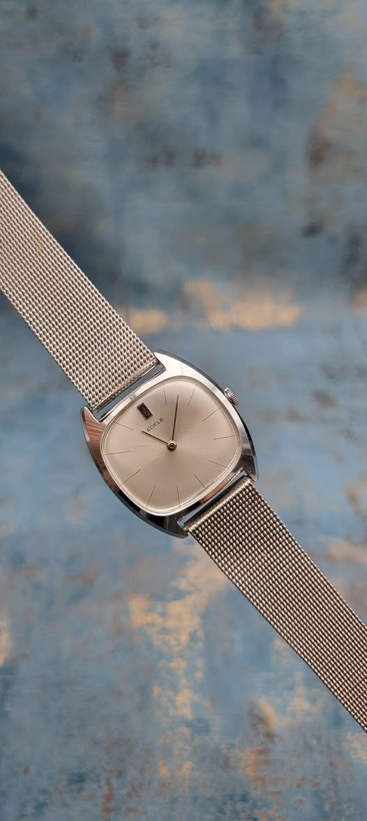 من تحف القطع السويسرية 
EDELE 
تعمل بنظام التكويك ثنين ميل 
أبعاد ٣٢ *٣٦ مم 
وبنظافة ممتازة 
السير حصيرة يلبس اي قياس 

السعر ١٦٠ الف دينار 

*********** 

#elgin #seiko #watches #OMEGA #longines #edele #casio
