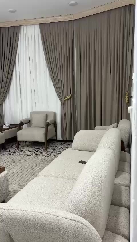 السلام عليكم
✨ تخم مودرن كلاسيك للبيع ✨

- خشب الزان الاصلي قوي ومتين  
- دبل سفنج مريح جداً (ما يهبط)  
- عدد المقاعد: 12 مقعد  
- ويا التخـم طبلتين:  
  ▪️ وحدة وسطية  
  ▪️ وحدة جانبية تنحط بين التخمين  
دزاين اضافي انتو تتحكمون بي

التصميم أنيق وألوانه هادئة يناسب كل الديكورات 🤍  
استخدام قليل ونظيف جدددا

📍 المكان: (بغداد الكاظميه)  
📩 السعر مليونين وربع وبي مجال بسيط
للاستفسار اكثر مراسله الصفحه


**إذا كنت صاحب هذا الإعلان وتريد حذفه لأي سبب، رجاءا أرسل رسالة إلى الدعم الفني**