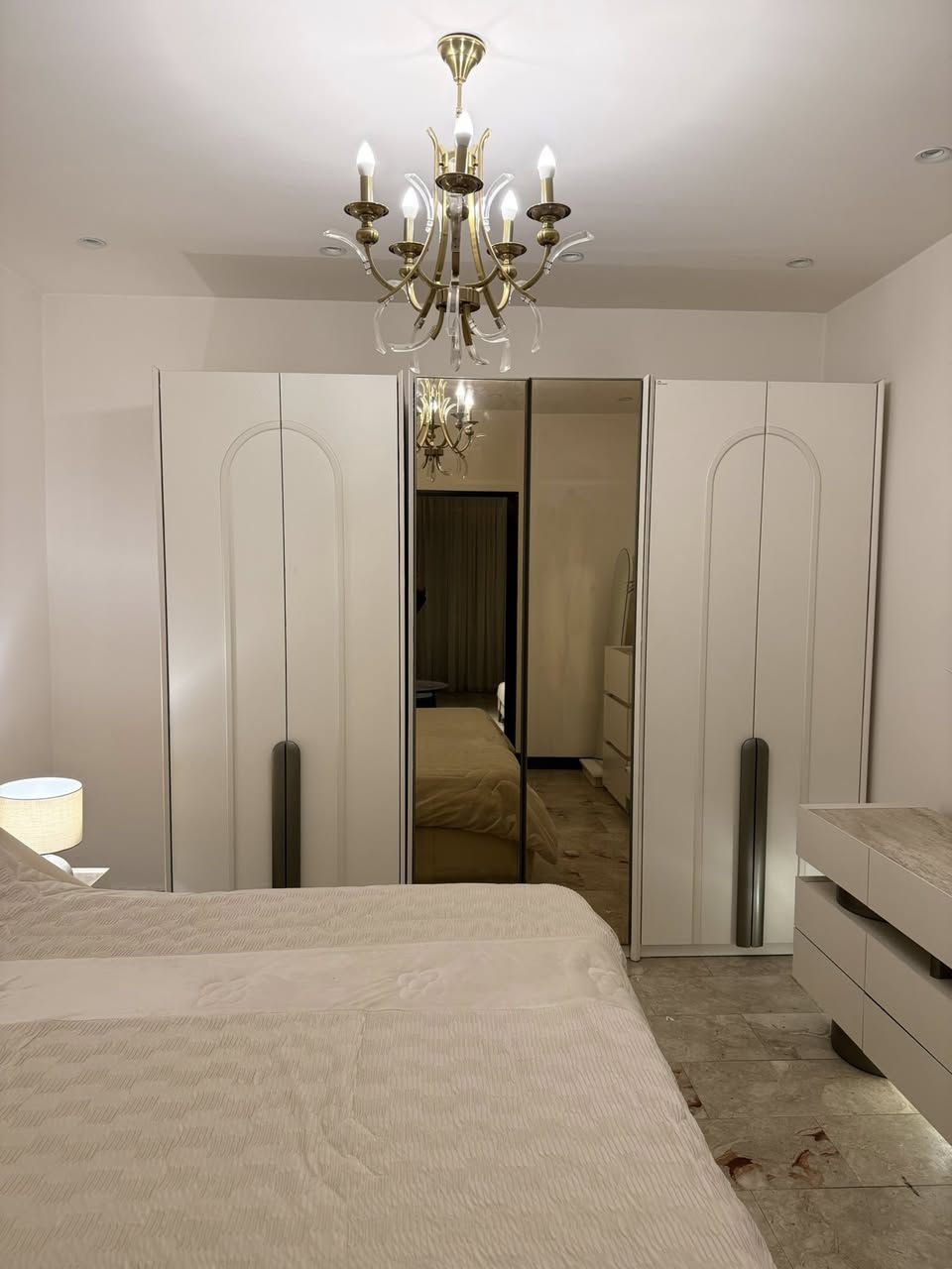 للبيع غرفة نوم تركية بعدها جديدة صارلها شهرين عندي  اشتريتها ب3.250.000
لا شخط ولا كسر وبالحقيقه بعد احلة 
سعرها 1.600.000وبيه مجال كلش قليل  
وهذا تلفوني ***********
