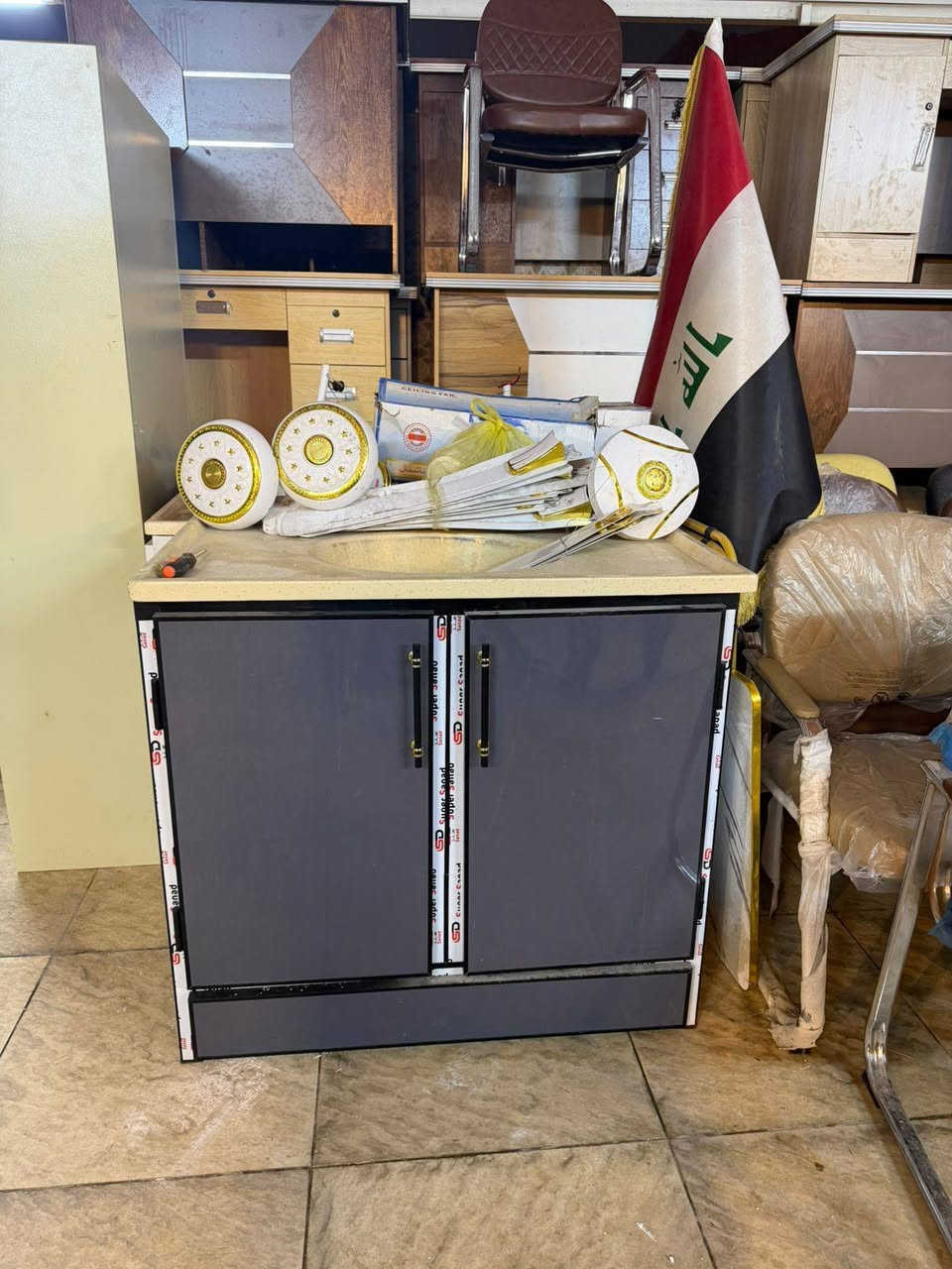 غراض لبيع كله جديد كراسي جلد كراسي قماش سنك العدد 3 جديد مراوح لوكر صحن نت علم عراقي مال مكاتب كلهن ستعمال قليل وميازه مكاتب ***********
