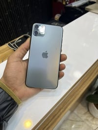 11 برو ماكس  ذاكرة 256 بطاريه 75 نضيف ومكفول  سعر 325  تواصل 078101888...