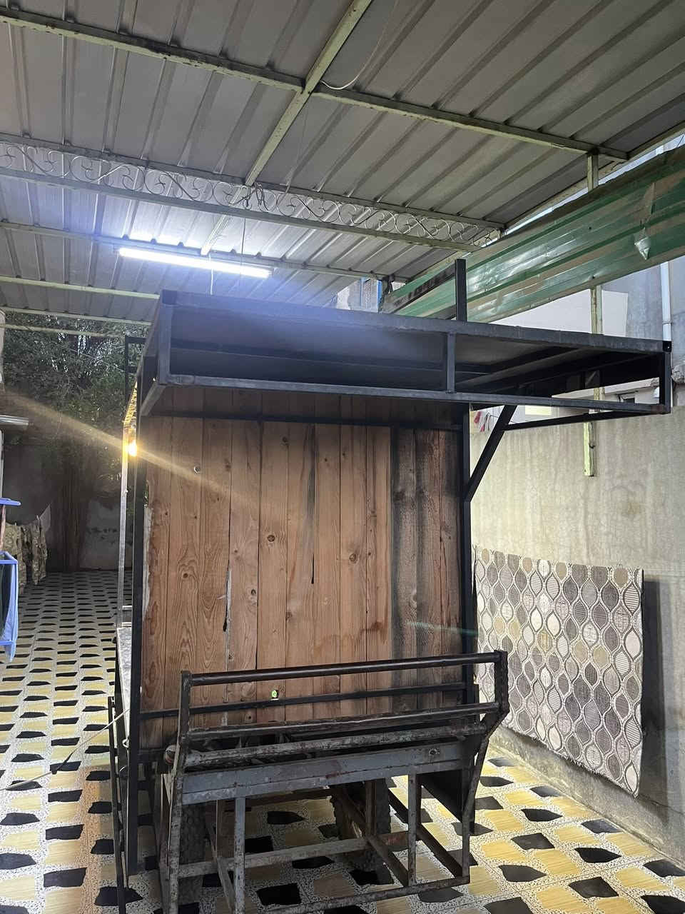 عاربانەی لەفە بۆفرۆشتن تونو تۆلە جوار دەرگای هەیەیە دائەخریتو ئەکریتەوە  بۆ سەر ماتۆریش ئەبیت 
عربانة لفات لبيع ترهم للفات 
***********
