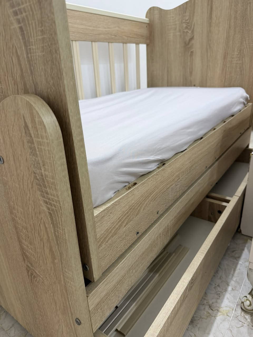 سرير للبيع لحد عمر 6سنوات يصير متحرك وثابت مع دوشك قليل مستعمل الي شراي يخابر هذا رقم *********** عنوانه كركوك
