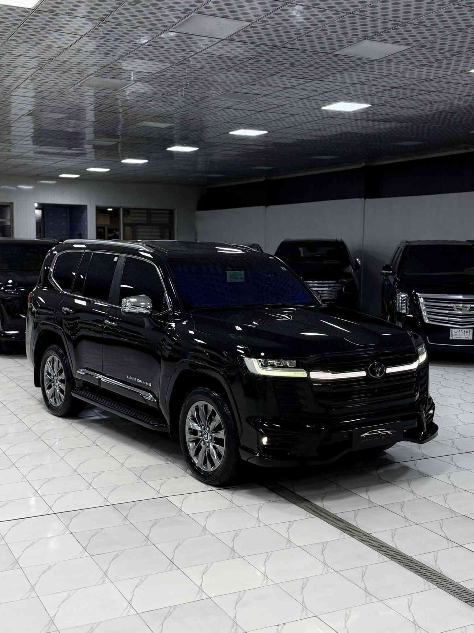 2023 LIMITED VX 
الف 33  KM لاندكروز VX ( ليمتد فول 
الفول ) 
مكفول كفاله عام من كلشي
‏‎سنة الصنع: 2023
‏‎بريم اصل داخل احمر 
كل غراض بلادي موجود
ماشييه  33 الف  كم 
‏‎المواصفات :
-المصابيح:  LED
-كاميرا  
-رادا أمامي خلفي جانبي
-نظام الصوت JBL
- محرك 6 سلندر 4000 
‏‎- فتحة سقف ( سلايد ) 
-٣ شاشات 
- شاشات ترفيه خلفية
‏‎- مقاعد جلد-تدفئة-تبريد
‏‎- مقاعد كهربائية 
- مقاعد امامية تبريد 
- ⁠تبريد وتدفئة امامي خلفي 
‏‎- بصمة الابواب 
‏‎- صندوق كهربائي
‏‎- مصابيح LED و زينون
-7 راكب 
-شحن واير ليس 
-حساس امامي خلفي 
‏‎- حجم العجلات 20 inch 
مكفول كفاله عام كلشي مابيها بل باكيت
تخم تاير دنلوب جديد 
مكفولة كفالة عامة من الدعامية إلى الدعامية
‏‎ بدون صبخ .بدون بارد  ،بدون رصعات ،بدون حتى شخط
‏‎دعاميات هم بدون صبغ ،رمل مابي ،لحية بدون صبخ ..بقية كلها 
بشرط

محرك كير بشرط مامفتوح
‏‎سيارة حيل نظيفة كلشي عل بلاد لوك
‏‎سنوية زنكة كلشي جديد مدفوع لـ2029
‏‎باسمي السنوية بشرط تحويل و خرامة 
‏‎سيارة مابيـها دينار مصرف كامل من كل نواحي

ومسويلها صيانة كامل بشركة ساز. 

رقم بغداد تحويل مباشر 

العنوان.بغداد الراشدية 

هاتف.  ***********
