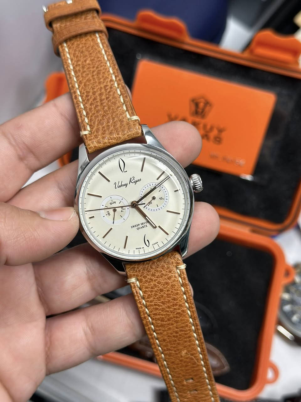 تبدو هذه الساعة من العلامة التجارية Vakuy Rigas، وهي ساعة كوارتز تجمع بين التصميم الكلاسيكي والميزات العصرية. تتميز الساعة بمينا (وجه) بلون عاجي أنيق مع مينا فرعية لعرض اليوم والتاريخ. 
Yahoo!フリマ
Yahoo!フリマ
 +1
المواصفات الرئيسية
المحرك (Movement): تعمل بمحرك Seiko VH64 من نوع "Sweep Second"،  ياباني والذي يتميز بحركة عقرب الثواني الانسيابية الشبيهة بالساعات الميكانيكية بدلاً من الحركة المتقطعة التقليدية لساعات الكوارتز.
الهيكل: يبلغ قطر علبة الساعة حوالي 40 ملم وسماكتها 10 ملم.
الحزام: تأتي بحزام جلدي باللون الجملي  (Camel) مع خياطة بارزة.
ميزات إضافية: مزودة بزجاج مقبب (Bubble Mirror) وعقارب مضيئة في الظلام (Luminous).


**إذا كنت صاحب هذا الإعلان وتريد حذفه لأي سبب، رجاءا أرسل رسالة إلى الدعم الفني**