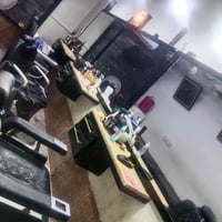 محل حلاقة • ٣ كراسي • مرمر كوارتز