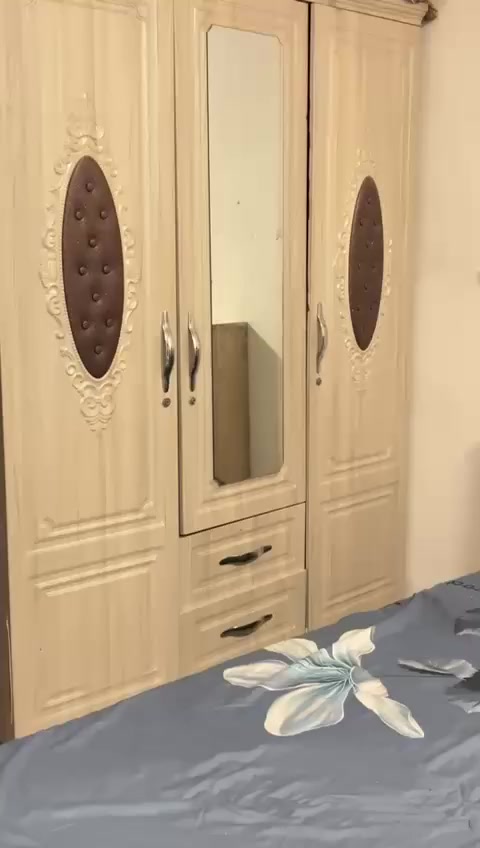 غرفه مودرن عدد 2 متكونه من سرير وكنتور جهتين جهه رفوف وجهه مكان تعليكات مع رف واحد من فوق 

وغرفه خشب متكون من سرير وميز ٣ خانات خانتين رفوف 
(الغرف نظيفه مع الفراشات لان تصميم خاص الهن ) 
سبب البيع تغيرر الاثاث

السعر بي مجال


**إذا كنت صاحب هذا الإعلان وتريد حذفه لأي سبب، رجاءا أرسل رسالة إلى الدعم الفني**