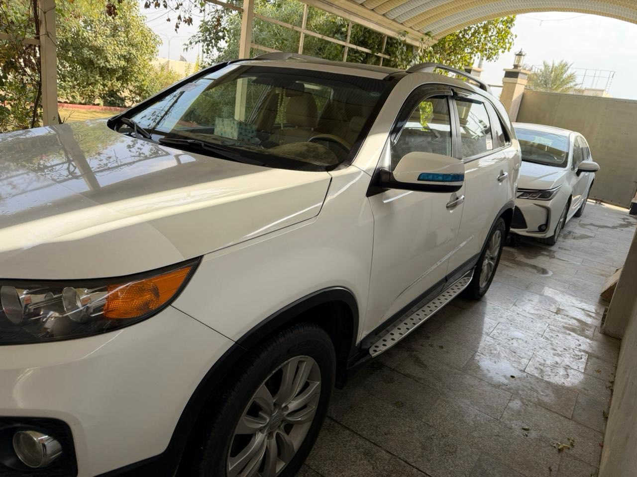 كيا سورنتو 2011 "خليجي" - فول مواصفات - عائلية بامتياز 🚗✨
الوصف:
للبيع سيارة كيا سورنتو موديل 2011،  رقم سليمانية  وارد خليجي  سيارة مال بيت ونظيفة جداً وجاهزة من كل النواحي 
.
المواصفات:
• المحرك: 6 سلندر، قوة وعزم عالي.
• السعة: 7 راكب (3 قطع تبريد ثلج ❄️، التبريد المركزي يوصل لآخر ستاي).
• الإضافات: فول مواصفات (فتحة سقف بانوراما ، كراسي جلد، تحكم ستيرن، حساسات..) عدا البصمة.
• الحالة: نظيفة جداً، 
الضرر  (صبغ باب واحد فقط، وتعديل بارد بالجاملغ الخلفي، وفابلون كصة بنيد). الشغل جداً نظيف 
.
.

السعر المطلوب 140 ورقة ($14,000)، وبيها مجال طيب للجادين بعد المعاينة والفحص.
📍 المكان السيارة:( أنبار / الرمادي )
📞 للتواصل والاستفسار: [***********]
