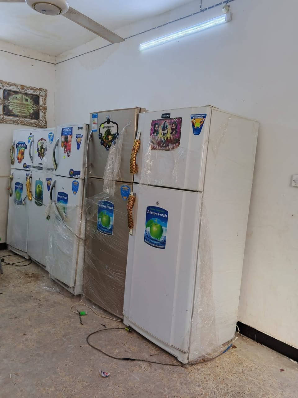 سلام عليكم ثلاجات للبيع أخو جديد نظيفه شراي يتصل ***********

