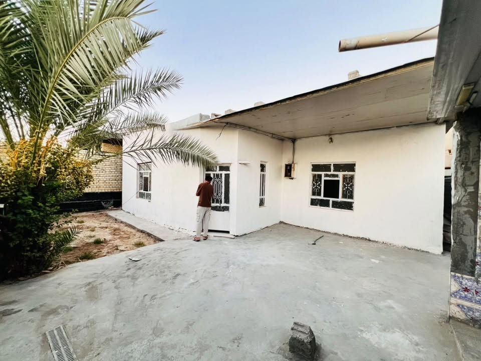 الدار للبيع الموقع حي خضير مساحته 250يحتوي على غرفتين نوم وصالة ومطبخ ومجموعه صحيات داخليه وخارجيه ومضيف 
للاستفسار على الرقم ***********
غير متواجد على فيس
