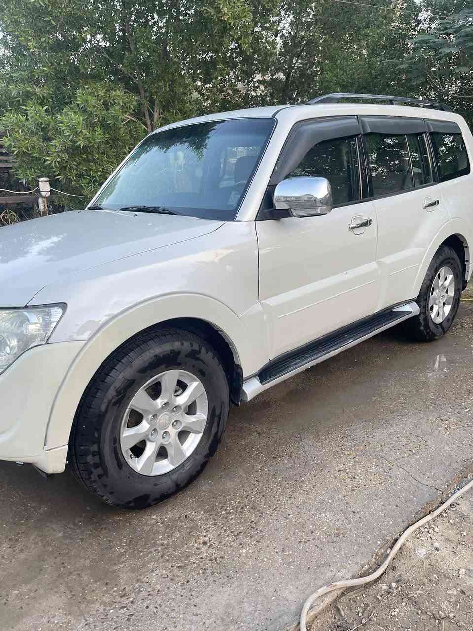 السلام عليكم …من رخصة الادمن 
باجيرو حبتور 2014رقم بغداد بأسمي للبيع السيارة استخدام شخصي قليل جداً ماشية 138400الف كيلو قابل للزيادة جاهزة من كل شيء 
شاشة كبيرة وشاشة داش كام وبصمة تشغيل وترحيب وجكات للبنيد وباقي السيارة كله بلادي تخم تايرات جديد ودوشمة مخمل جديدة مغلفة ثلجي ايضاً جديدة 
رحم الله والديه الي يترك كلام طيب ويعبر عن اصله الطيب 
للتواصل *********** ومتواجد على الفيس والواتساب 
السعر 175 ورقة
