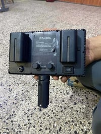 لد انارة تصوير  يشتغل على بطاريتين لون ابيض وشمسي  ويا شاحنته ومحوله و...