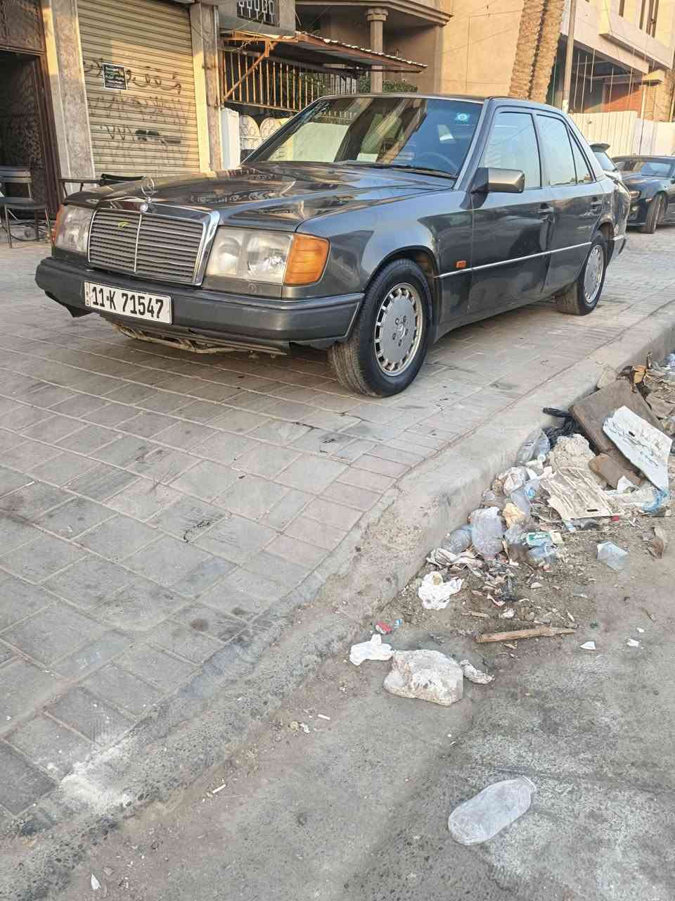 السلام عليكم ورحمة الله وبركاته مارسدس دب موديل 90 السياره حلوه وجاهزه مكينه وكير بلادي خير من الله ترايها من البصره لاربيل السياره بيها طخه بالجاملغ الخلفي كما موضح بالصوره تبريد شغال نقص غاز فقط وبيها نواقص وتعديلات بسيطه تايرات جدد باتري جديد محركها بي ادامه كامله نوزلات بلكات عنكبوت والسياره بأسمي مكانها بغداد  عارضها ب 50  وبيها مجال ***********
