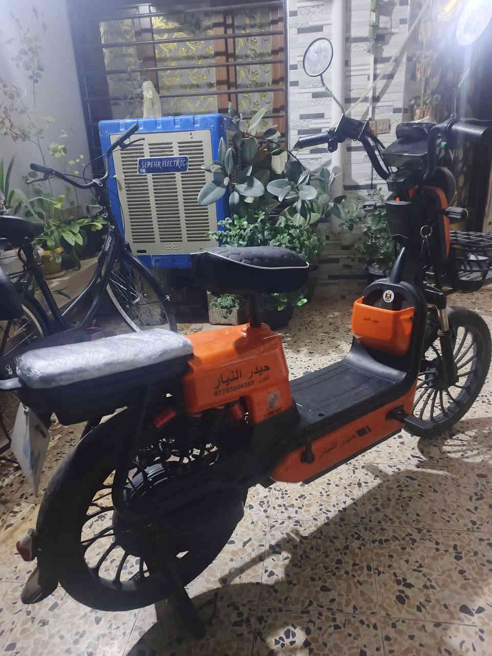 سلام عليكم دراجه شحن حجم 20حيدر النيار خمس بطاريات نضيفه وجديده مكان سعرها 300 تواصل *********** واتساب وموجود مازنجر مكاني حي عدن
