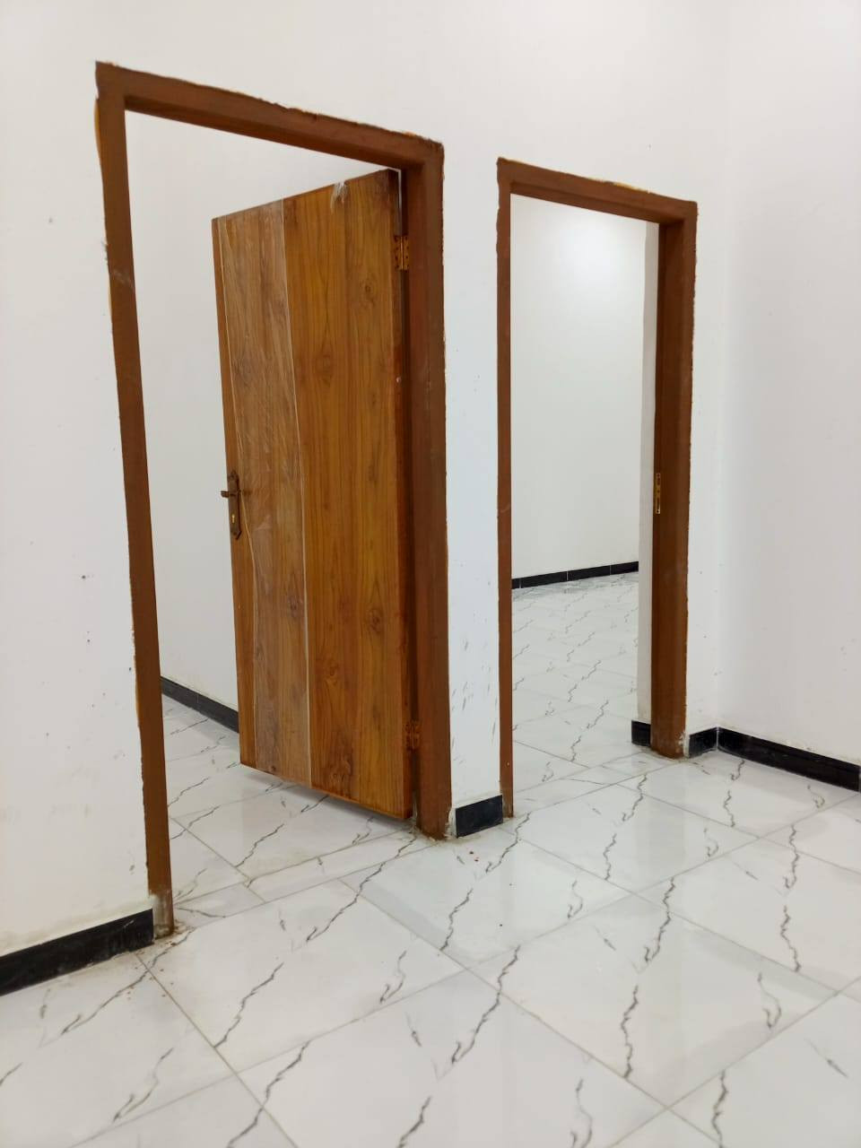 بيت مساحه 230 غرفتين
مساحه الغرفه 4×5 
المطبخ 6×5 
ديوانيه  5×7 
صاله 12×5 توالليت + حمام داخالي  
وخارجي  تواليت وحمام 
كراج جبير بيت بناء جديد   
مكان البيت ريان نزله حسينيه موسى الكاظم  رقم الهاتف *********** 
سعر 95
