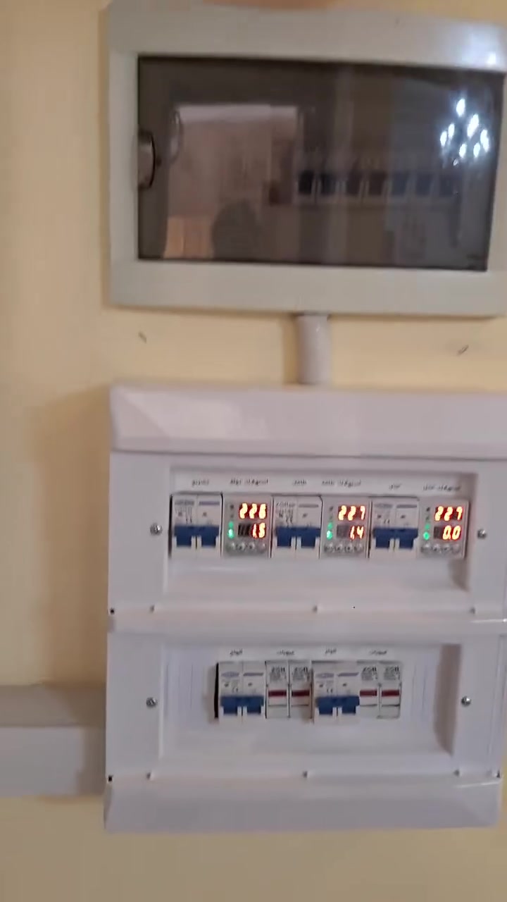 الأمان مو مجرد كلام.. الأمان ترجمه لأدق التفاصيل! 🛡️⚡
منظوماتنا الشمسية مو بس توليد كهرباء، هي حماية متكاملة لبيتك وعائلتك من أي طارئ.

 شوفوا دقة التأسيس والترتيب في هذا الموقع من احد زبائنا في بغداد الحبيبه:

 بورد حماية ذكي متكامل ، يحتوي على شاشات رقمية لقراءة الجهد والتيار، وقواطع حماية ذكية تفصل تلقائياً عند أي خلل أو حمل زائد.

 منظومة إطفاء ذاتي (كرة الحريق الذكية): مثبتة أعلى البورد للتدخل الفوري والذاتي في حالات الطوارئ (لا سامح الله)، لتوفر لك أعلى درجات الأمان.
 
أجهزة عالمية رصينة: انفيرتر من شركة Deye العالمية، مع بطارية ليثيوم متطورة من Dyness.
نحن في شركة هيثم الخفاجي نلتزم بأعلى المعايير الهندسية حتى نضمنلك طاقة مستمرة وأماناً مطلقاً يريح بالك لسنوات طويلة.

📞 صمم منظومتك الآمنة الآن وتواصل معنا: ***********

🚚 خدماتنا متوفرة في جميع محافظات العراق.

💡 شركة هيثم الخفاجي لأنظمة الطاقة الشمسية - بإدارة وإشراف المهندس هيثم الخفاجي
 #الطاقةالشمسية #العراق #لايك #منظومات #كهرباء #solarenergy #الكهرباء #solar
