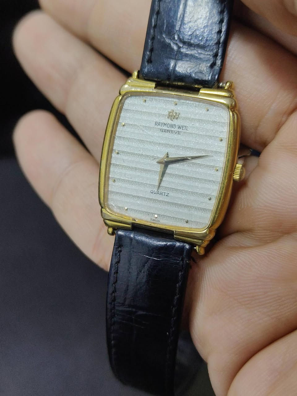 مرحبا... ساعة ريموند ويل ..مكينة كوارتز مينا جميلة جدا.. نظيفة بشكل لا بأس فقط شخوط بالجامة بسيطة.. الساعة مطلية ذهب عيار 18 .. سير جلد مستبدل.. السعر 100 دولار


**إذا كنت صاحب هذا الإعلان وتريد حذفه لأي سبب، رجاءا أرسل رسالة إلى الدعم الفني**