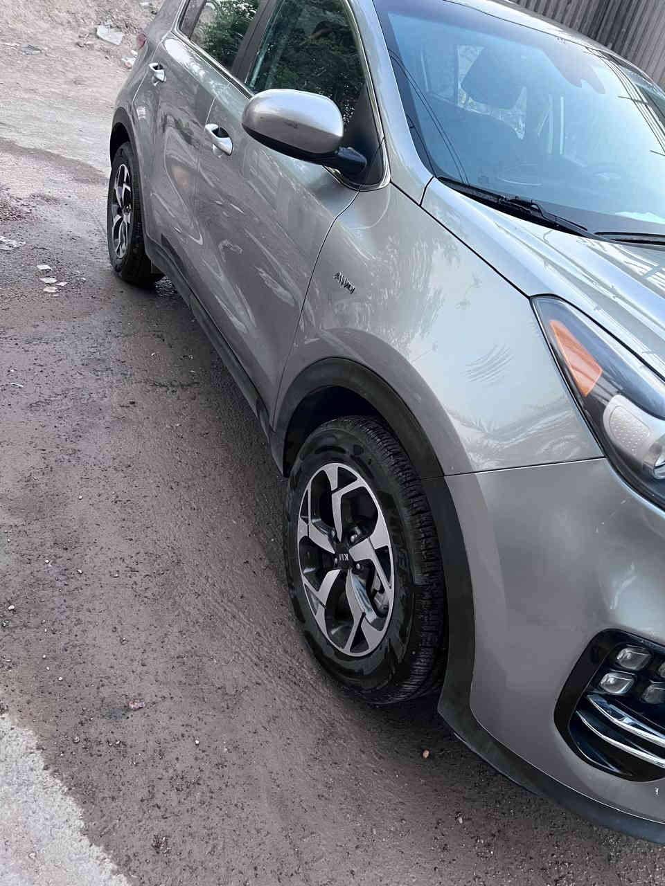 كيا سبيورتج موديل 2021
رقم اربيل باسمي
السياره حادثها دعاميه فقط بدووون قطرة صبغ بدون ايرباك 
مواصفاتها
محرك 2400
فور ويل
تحكم ستيرن جهتين
شاشة كبيره 
3 انظمة قيادة 
نظام نزول منحدرات
دفلوك خلفي
كاميرا تفاعليه
نظام تحديد مسار
حساسات اماميه خلفيه
السيارة ماشيه 8000 يعني زيرو حتى الكتلوكات مال شركة بيها 
حتى دهن الشركة بعده بيها
السعر 200 $ دفترين وبيها مجال
***********
