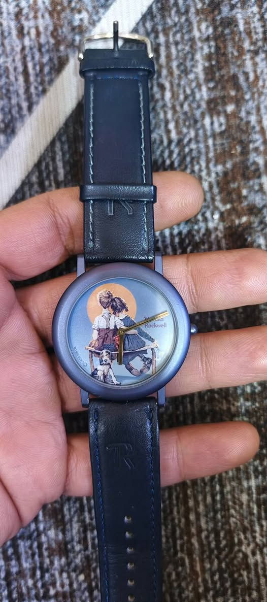 ساعة نورمان روكويل (Norman Rockwell) بتصميم خاص.
يحتوي الميناء على رسم توضيحي كلاسيكي للفنان نورمان روكويل يصور طفلين وكلبًا في عربة.
 إصدار لهواة الجمع أو تذكاري يركز على فن روكويل. 
السعر خاص يوجد توصيل


**إذا كنت صاحب هذا الإعلان وتريد حذفه لأي سبب، رجاءا أرسل رسالة إلى الدعم الفني**