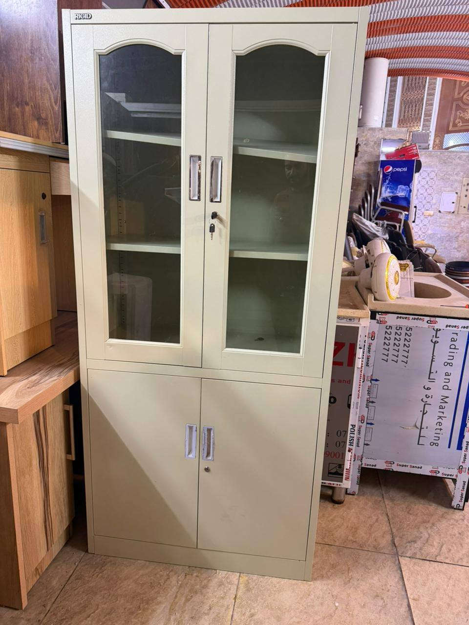 غراض لبيع كله جديد كراسي جلد كراسي قماش سنك العدد 3 جديد مراوح لوكر صحن نت علم عراقي مال مكاتب كلهن ستعمال قليل وميازه مكاتب ***********
