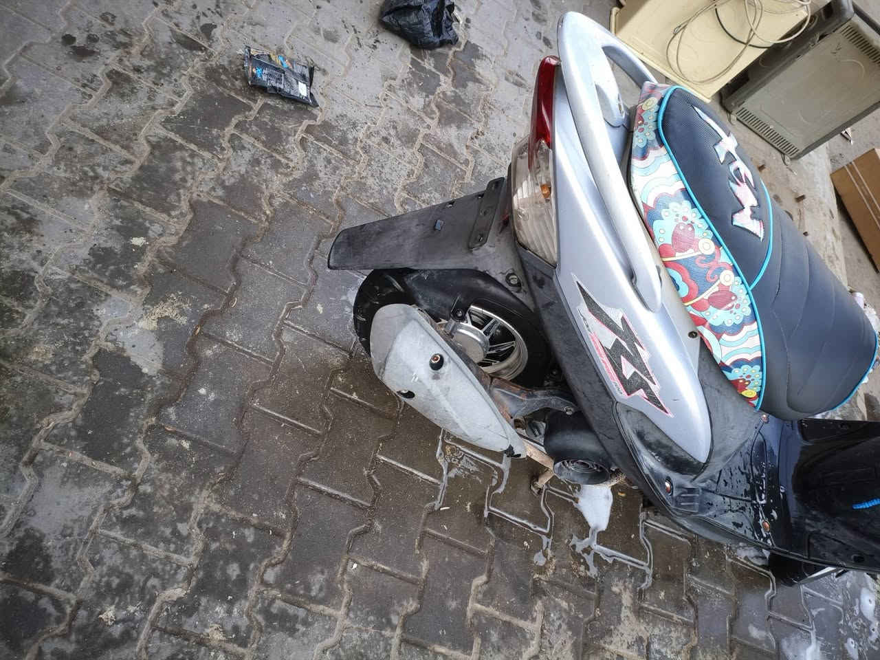 سلام عليكم 
ماكس عدله مال حاويه
الدراجه كلشي بيها بلادي بس اليوايله مبدله
الدرجه مختمه ختم واحد ويه المكينه ماكو اي فرق 
شلعه ومعدل ما مفتوحه بوشه بلادي بيها لايت زنون عالي ناصي 
مكان
بصره حيانيه شارع التئميم
سعر مليون و100وبيها مجال
***********
