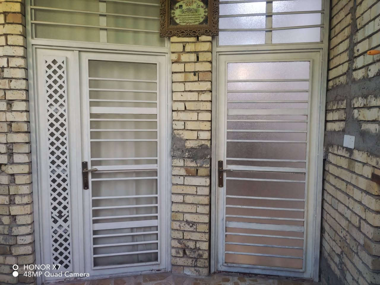 بسم الله الرحمن الرحيم
السلام عليكم بيت للبيع زراعي قرار 25 في منطقة البلديات الضباط الثانيه (خلف المحطة الصفراء) مساحة 100 م طابق ونص  يتكون من طرمه واستقبال وممر وآصاله وحمام ومطبخ وغرفة نوم الطابق الثاني غرفه وحمام وبيتونه والمنطقه خدامات كامله وخير من الله المنطقه هدوء وجيران ناس طيبه السعر 125 وبي  مجال اتصال على الرقم ***********
