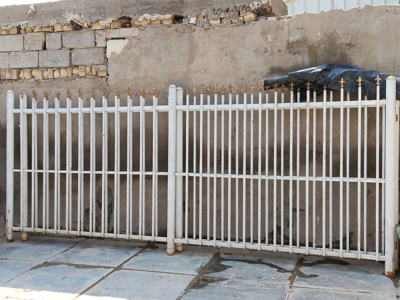 محجر تفصال حديد ثقيل مصبوغ جاهز ارتفاع متر و60
قطعتين طول 4 متر وقطعه طول 3 ونص متر وباب عرض متر و20 
السعر 350 بي مجال عنوان بغداد /الرشاد