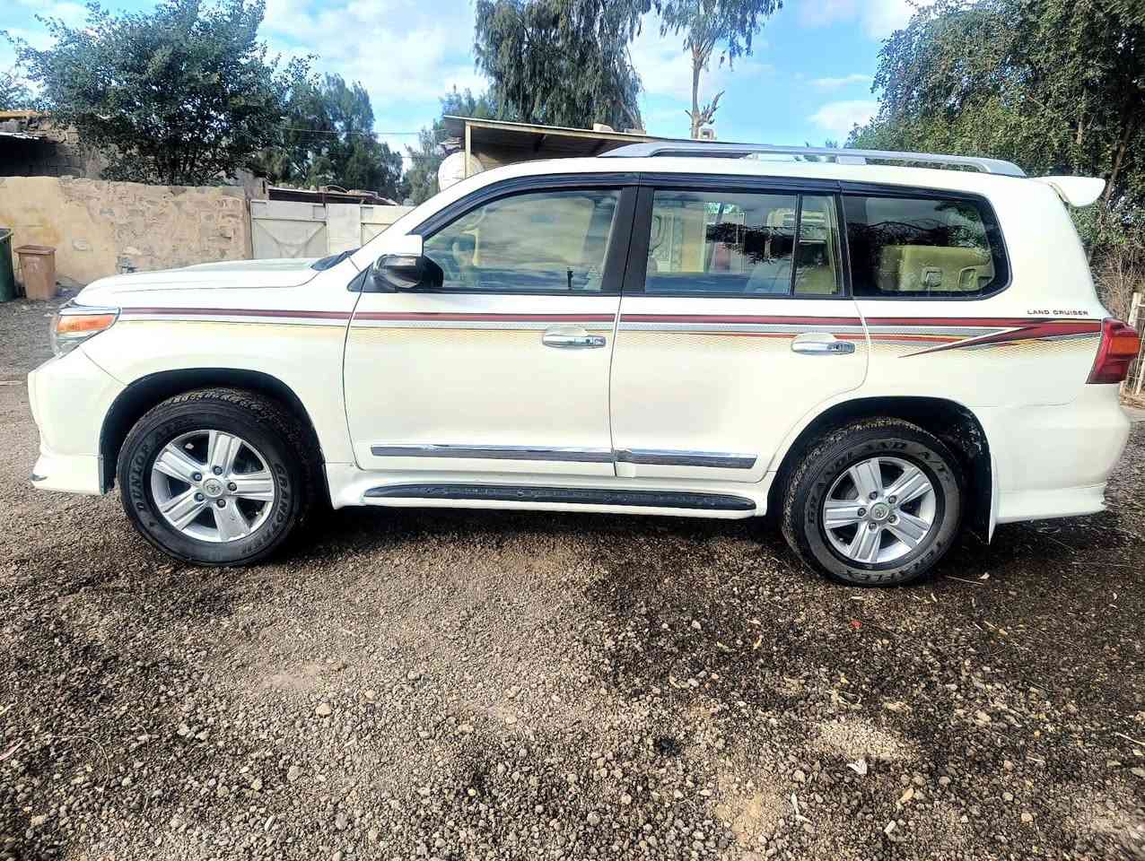 السلام عليكم
للبيع او مراوس لاندكروز 2011محدثه 15 مصبوغه عام 
محرك 8سلندر تبريد 3 قطع 
فتحه بصمه تحكم استيرن دفع رباعي 
مشروع وطني بسمي رقم انكليزي 
السعر 238 وبيه مجال 
رقم التلفون ***********عثمان
