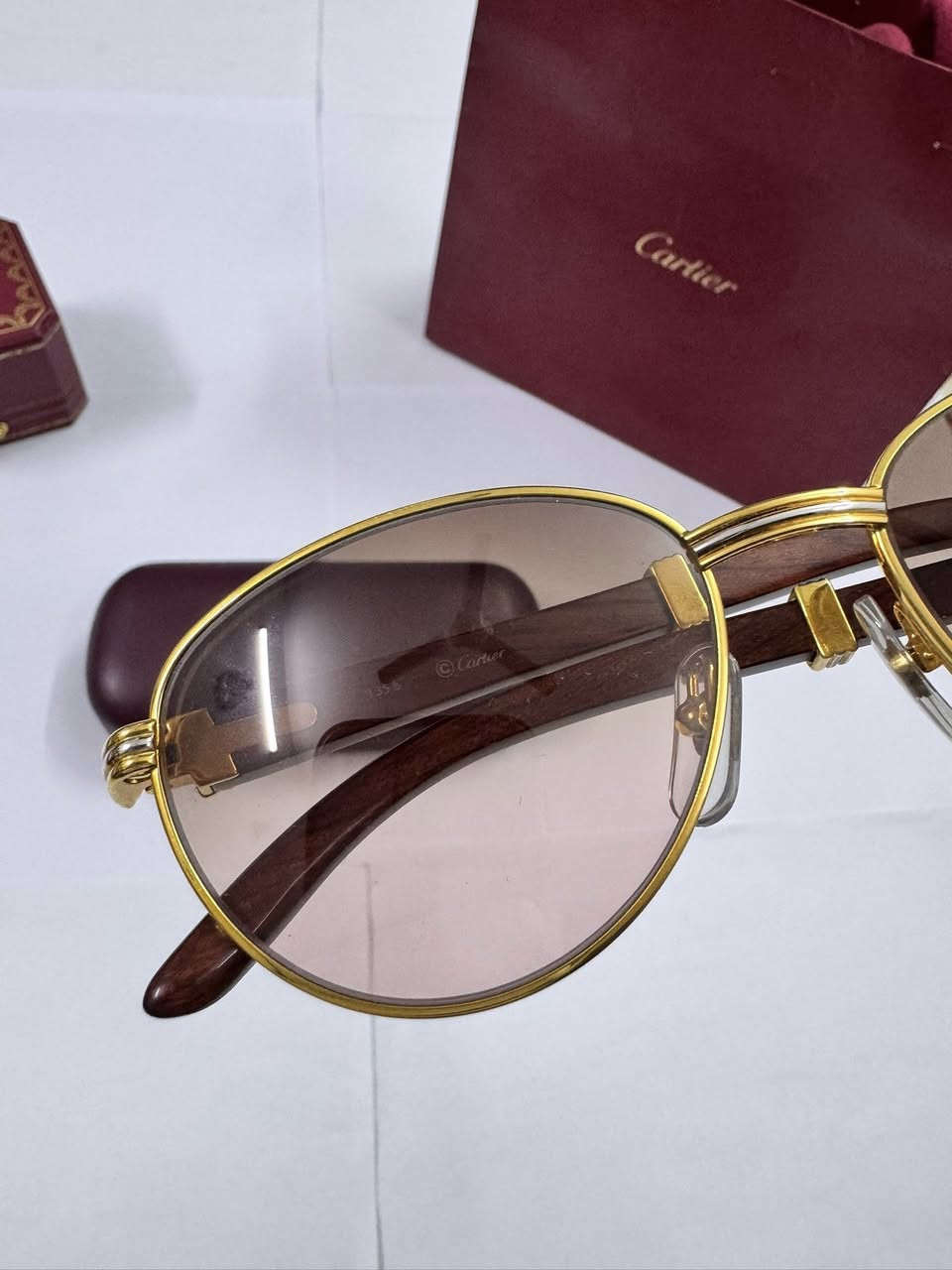 #نوادر
نظارة كارتير خشب (Première de Cartier)
النظارة الأولى في العالم 
اغلى أنواع الكارتير
تحفة فنية تجمع بين الأخشاب الطبيعية الفاخرة (مثل خشب الزبرانو أو السانتوس) واللمسات الذهبية (طلاء ذهب سميك 18 قيراط).
من دار الأزياء الفرنسية الشهيرة Cartier
قياس 54 / 17
نظافة ممتازة جداً 
التواصل خاص


**إذا كنت صاحب هذا الإعلان وتريد حذفه لأي سبب، رجاءا أرسل رسالة إلى الدعم الفني**