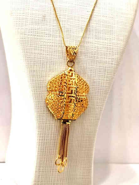 زنجيل ايطالي مع مداليه ايفون ايطالي
الوزن ١٣،٥٩ غرام 
السعر مليونين و٥١٥ الف
 محافظه بابل صياغه نزار المومن ***********
 يوجد توصيل لكل المحافظات العراقية 🎀💎👀💅
