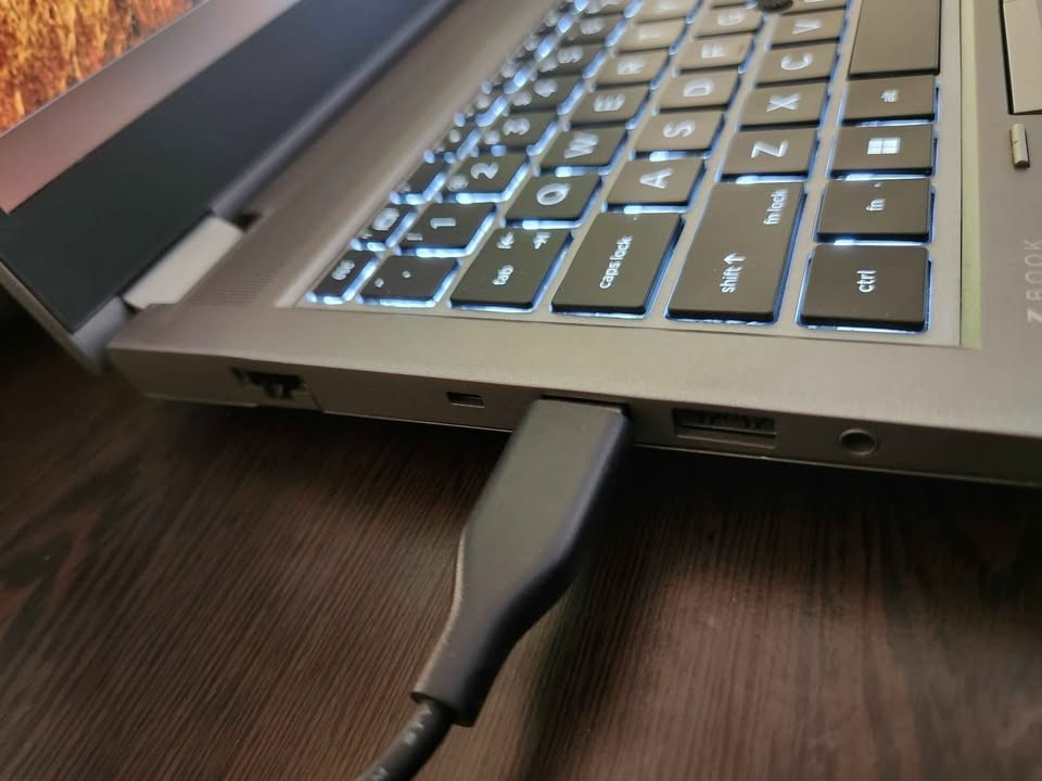 السلام عليكم 

لابتوب ووركستيشن Hp zbook fury g8 افخم فئة من hp 

مواصفات عالية للبرامج الهندسية الثقيلة والمونتاج والالعاب 

معالج core i7 جيل 11 فئة H

كرت شاشة خارجي RTX A2000 4gb 

رام 16 

Ssd nvme 512 samsung 

شاشة 15.6 fhd 

نظافة عالية مع ضمان شهر 

السعر 900 الف 

تواجد اربيل وموجود توصيل للمحافظات

تواصل ماسنجر او واتساب ***********
