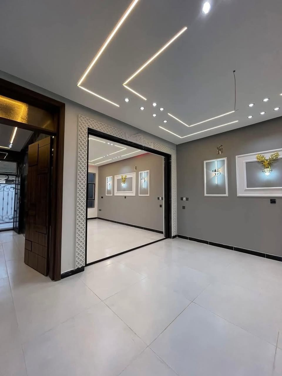 بسم الله ماشاءالله :
🔹بيت مساحة 100م-  واجهة 6،250 -نزال 16 

▪️فول مواصفات  

البيت يحتوى على( 4 غرف نوم مع 3 حمامات)

 *الطابق الاول يحتوي على استقبال ومطبخ وصالة 

 كبيرة وغرفة نوم مع حمام ملكي مع منور

*الطابق الثاني 2غرف نوم مع حمام

*الطابق الثالث غرفه وحمام اسويت بيتونه كبيره

المواصفات //

رفت 40مع بتلو 10 يعني صار 50 والصور كلها موجودة 

من بداية البناء اما السبتتنك تجي وتشوف بعينك ع 

شرط غرفة نوم مسويها

ارضية كلها 60×60وتطبيك الارضية فرش حصو مع 

بسيس بالاضافة الى مادة

المطبخ والحمامات والحولي كلها تطبيك الواح وليس سيراميك

بورد نظام كامرات وانترنت مخفي

ابواب تركي اصلي ضمان مع ابواب حمامات المنيوم

مغاسل تعليك مع غربية تعليك نوع توته

حمامات الواح مع خلاطات تركي اصلي

البيت جبسن بورد مع انارات بروفايل وانارة مخفية

بوكسات خارجية للغاز والماطور مع تانكيات عدد 2 الف لتر

🔹نوع العقار طابو زراعي سند٢٥

🔸 الدورة -البوعيثة -العدل الاول رابع فرع عن مثلث الذهبي

🔻البيت باسمي مباشر بدون دلاليه 

اتصال 

‭***********
