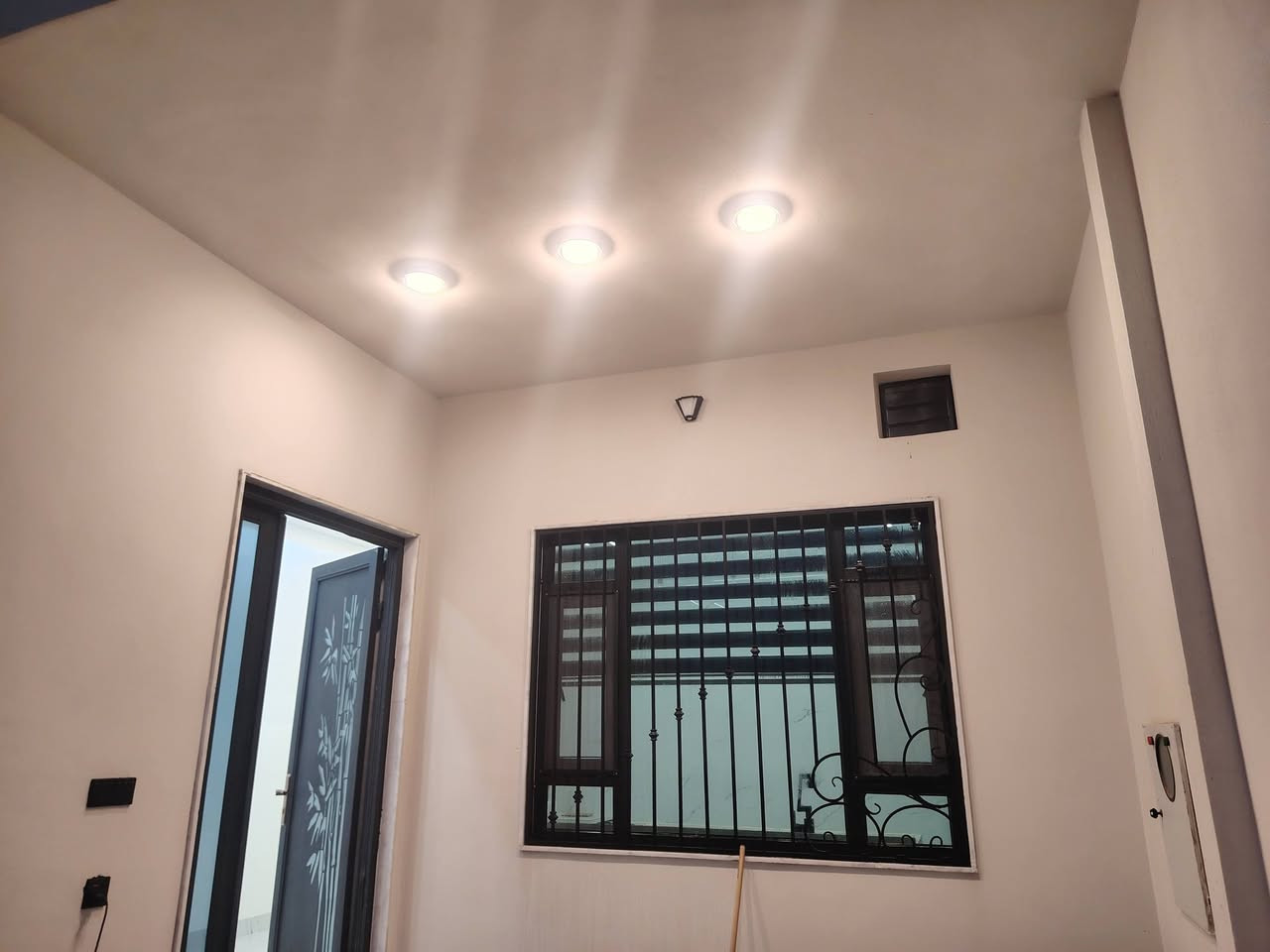 دار للبيع جمعيه الكندي
مساحه الدار 120 متر 
يتكون الدار من 6غرف نوم 
ثلاث طوابق فول 
بناء حديث تسليم فوري
مقاطعه 27 
اتجاه قبله 
للاستفسار 
***********
